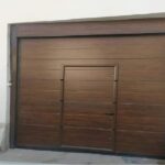 PUERTA GARAJE IMITACIÓN MADERA CON PUERTA CENTRAL