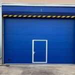 PUERTA SECCIONAL INDUSTRIAL CON PUERTA